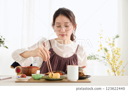 女人在餐廳吃早餐 123622440