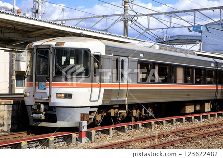 373 系列藤川急行列車停靠在富士站 123622482