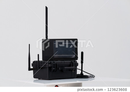 Innovative Portable Electronic Warfare System with Multiple Antennas 123623608