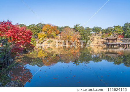 [Autumn leaves] Autumn in Nara Park: Ukimi-do floating on Sagi Pond 123624133