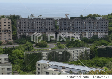 長崎縣長崎市長崎世界遺產池島的四面八方可欣賞到混凝土房屋、斯大林式建築和大海 123624475