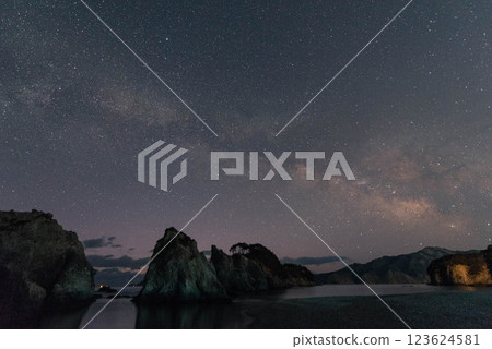 冬季岩手縣宮古市的旅遊景點淨土濱的奇岩怪石、星空和銀河 123624581
