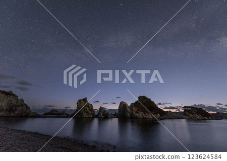 冬季岩手縣宮古市的旅遊景點淨土濱的奇岩怪石、星空和銀河 123624584