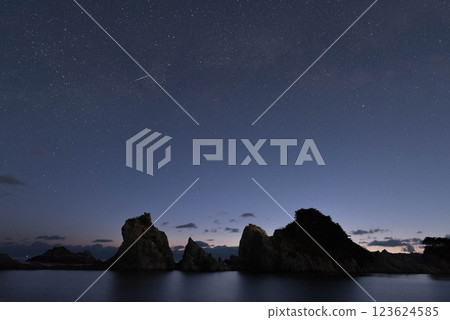 The strange rock formations and starry sky of Jodogahama Beach, a tourist attraction in Miyako City, Iwate Prefecture, in winter 123624585