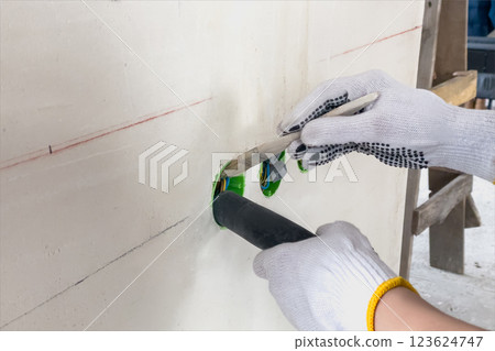 The process of cleaning the socket box from debris. 123624747