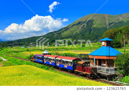 [Kumamoto Prefecture] Minami Aso Railway trolley train and Mt. Aso on a sunny day (Hakusui Kogen Station) 123625765