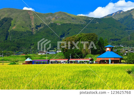[熊本縣] 晴天的南阿蘇鐵路無軌電車和阿蘇山（白水高原站） 123625768