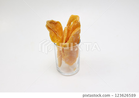 白色背景中玻璃杯中的乾芒果 123626589