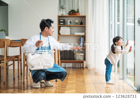 爸爸女兒在家做家事 123628731
