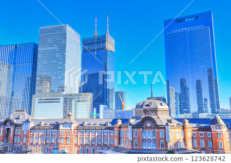 藍天下的東京站丸之內站大樓 123628742
