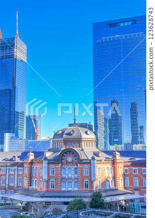 藍天下的東京站丸之內站大樓 123628743