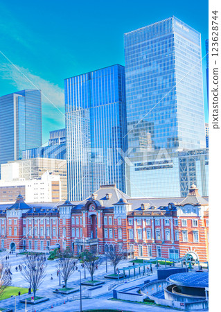 藍天下的東京站丸之內站大樓 123628744