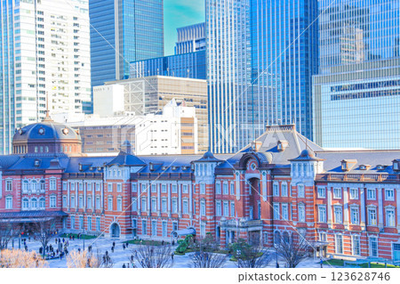 藍天下的東京站丸之內站大樓 123628746