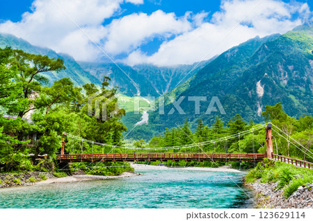 Summer in Kamikochi: Kappa Bridge and Karasawa Cirque Summer in Kamikochi: Kappa Bridge and Karasawa Cirque 123629114