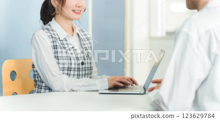 一名為顧客服務的女性接待員/職員和一名男性顧客 123629784