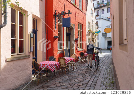 Narrow street in the Schnoor district on a sunny morning, Bremen, Germany 123629836