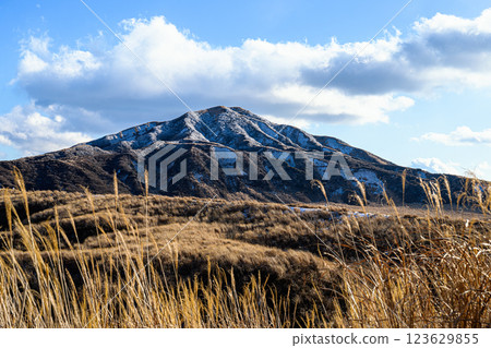 Mt. Eboshi: Winter scenery of Aso 123629855