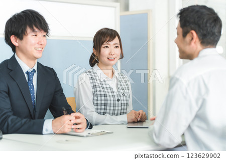 一家公司內正在開會、進行小組工作或召開會議的男女員工 一家公司內正在開會、進行小組工作或召開會議的男女員工 123629902
