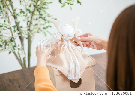 雙手展示頭盔 123630091