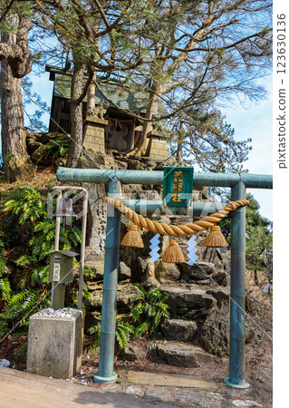 Yoshitsune Shrine (vertical) 123630136