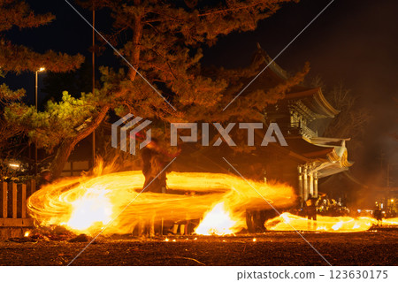 阿蘇火祭上雄偉的火焰預示著春天的到來! 「阿蘇神社農事典禮」(阿蘇神社)阿蘇市一宮町 阿蘇火祭上雄偉的火焰預示著春天的到來! 「阿蘇神社農事典禮」(阿蘇神社)阿蘇市一宮町 123630175
