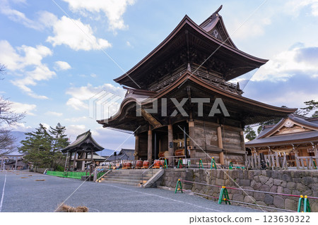 Shrine tower gate and attached drum: Aso's fire festival to welcome spring! "Aso Shrine Agricultural Festival" (Aso Shrine) Ichinomiya-cho, Aso City 123630322