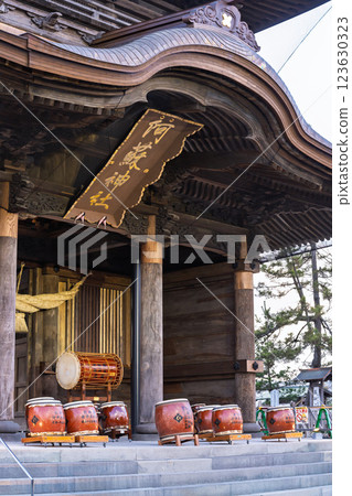 Shrine tower gate and attached drum: Aso's fire festival to welcome spring! "Aso Shrine Agricultural Festival" (Aso Shrine) Ichinomiya-cho, Aso City Shrine tower gate and attached drum: Aso's fire festival to welcome spring! "Aso Shrine Agricultural Festival" (Aso Shrine) Ichinomiya-cho, Aso City 123630323