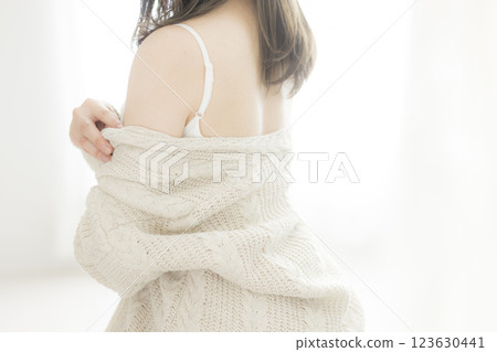 白色針織衫的女人 123630441