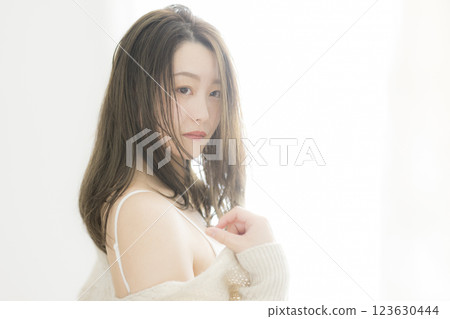 白色針織衫的女人 123630444