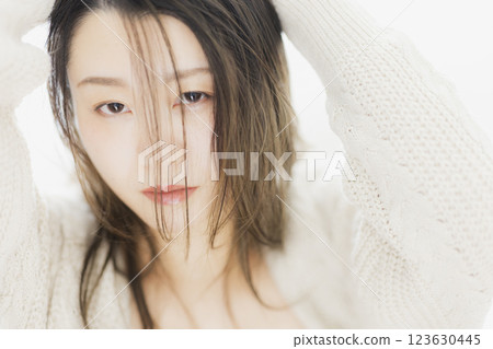 白色針織衫的女人 123630445