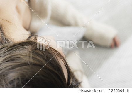 白色針織衫的女人 123630446