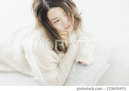 白色針織衫的女人 123630453