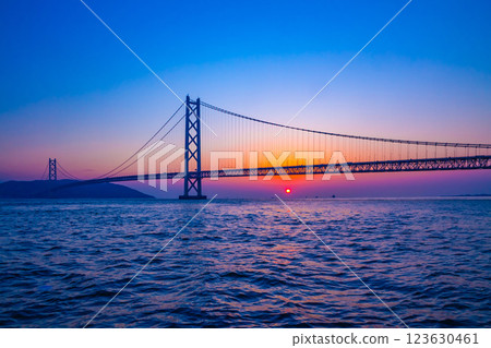 Akashi Kaikyo橋樑的晚上視圖 123630461