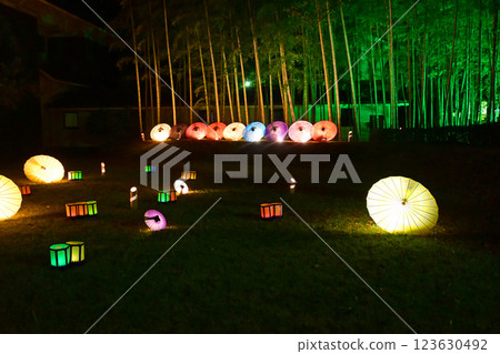 Night with lights and umbrellas 123630492