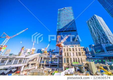 日本東京城市景觀，一月。再見，澀谷站西口。左右兩邊的建築物均已拆除，僅剩中心建築=10天 123630574