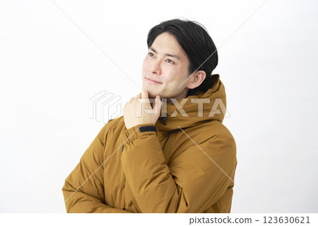 一名穿著羽絨外套的男子想像白色背景 123630621