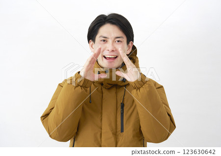 一位身穿羽絨外套的男子在白色背景上交談 123630642