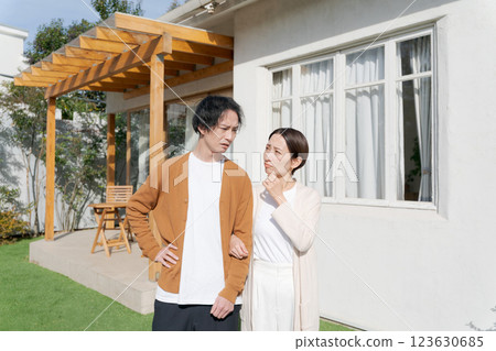 A couple with a worried expression 123630685