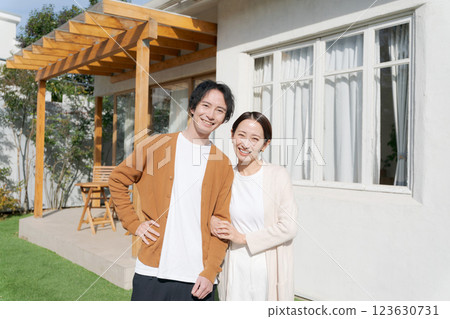 家門前微笑的年輕夫婦 家門前微笑的年輕夫婦 123630731