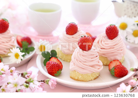Spring Sweets: Strawberry Mont Blanc for Cherry Blossom Viewing 123630768