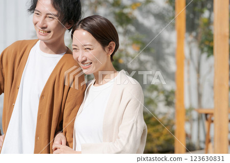 幸福的夫婦在花園裡微笑 123630831