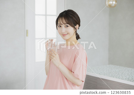 一個女人在廚房喝水 123630835