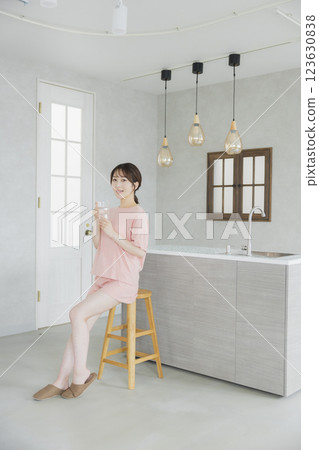 一個女人在廚房喝水 123630838