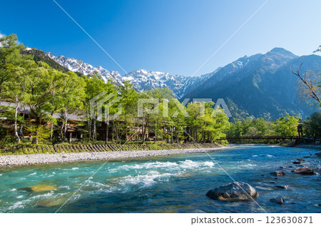 "Kamikochi in early summer" Fresh greenery around Kappa Bridge and snow on the Hotaka mountain range 123630871