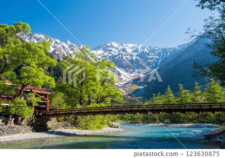 "Kamikochi in early summer" Fresh greenery around Kappa Bridge and snow on the Hotaka mountain range 123630875