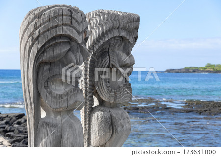 Protector ki'i statues of Hawaiian gods at Haleo Keawe. 123631000
