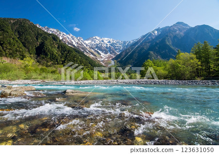 "Early summer in Kamikochi" The Hotaka mountain range and the clear waters of the Azusa River as seen from the Kappa Bridge area 123631050