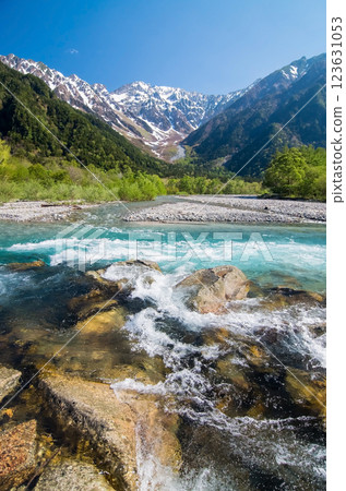"Early summer in Kamikochi" The Hotaka mountain range and the clear waters of the Azusa River as seen from the Kappa Bridge area 123631053