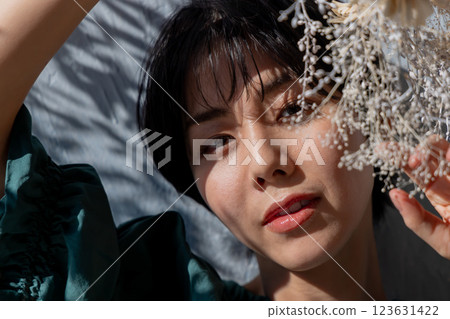 一名穿著洋裝的婦女靠在牆上 一名穿著洋裝的婦女靠在牆上 123631422