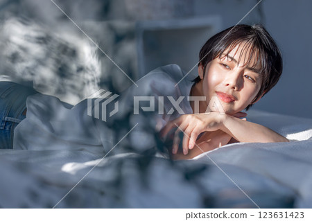 女人躺在床上,情緒傾斜的燈光 女人躺在床上,情緒傾斜的燈光 123631423